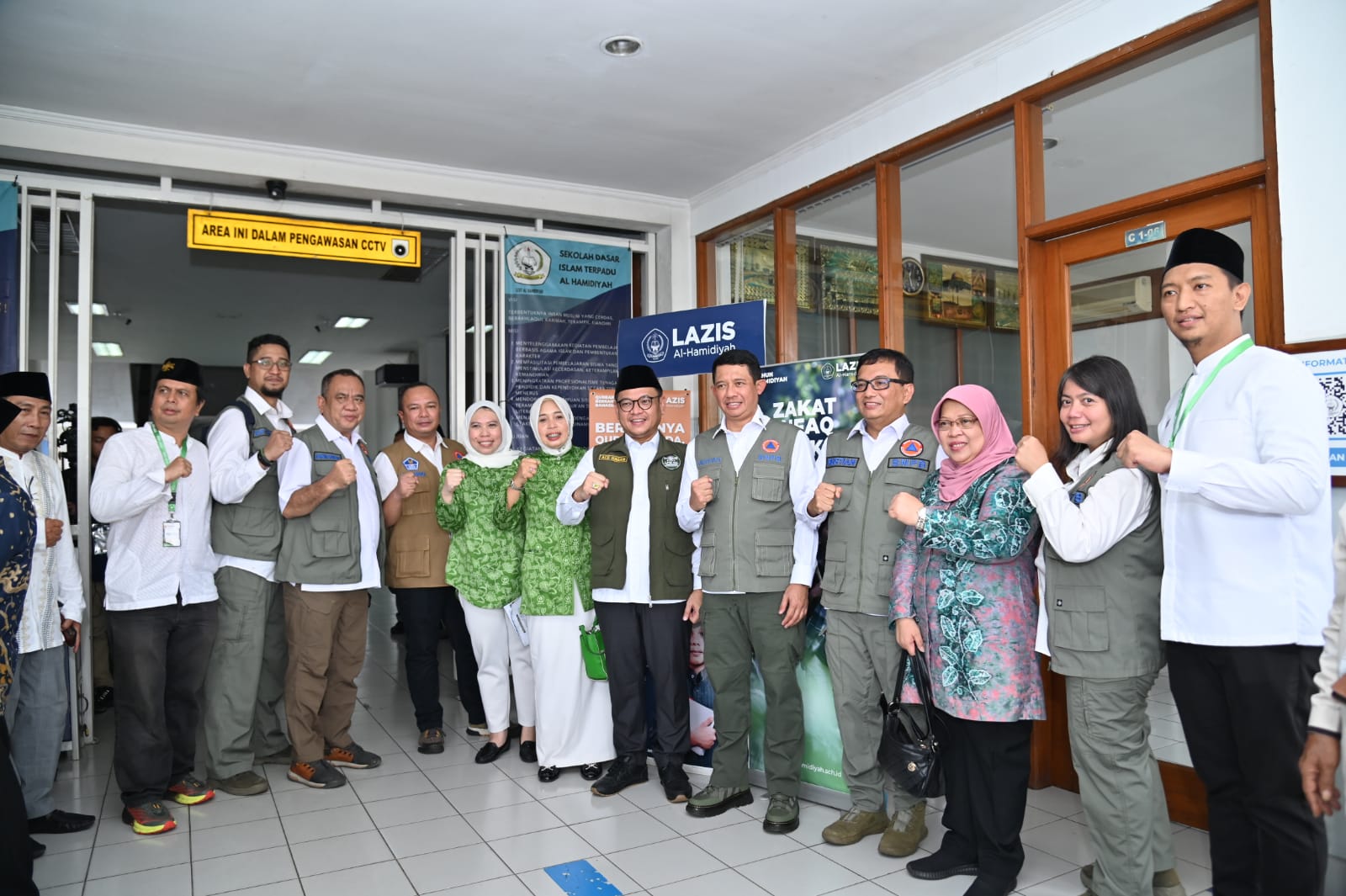 Kepala BNPB Letjen TNI Suharyanto beserta jajaran BNPB melakukan foto bersama dengan jajaran LPBI NU di Pondok Pesantren Alhamidiah, Depok, Jawa Barat pada Sabtu (3/6). 